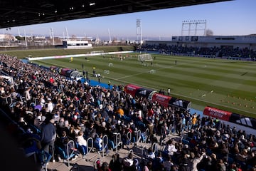 Gran asistencia en el Estadio Alfredo Di Stéfano durante el entrenamiento del Real Madrid.