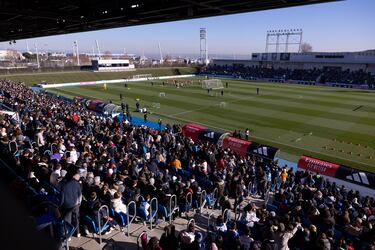 Gran asistencia en el Estadio Alfredo Di Stéfano durante el entrenamiento del Real Madrid.