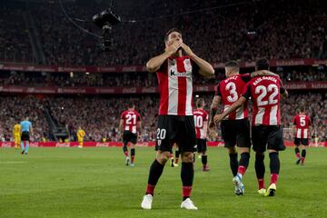 El delantero del Athletic Club enganchó esta tijera en el minuto 88 de partido la cual sirvió para que el conjunto vasco se llevara la victoria ante el Barcelona. 