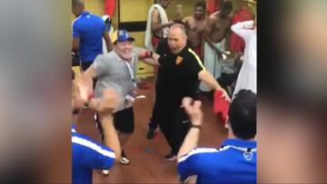 ?El DT vuelto loco?: Maradona canta tras victoria de su club