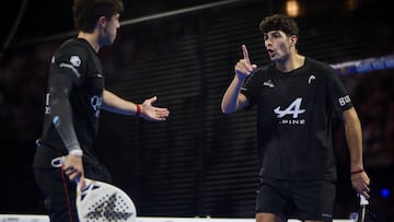 Coello se dirige a Tapia para recordarle una jugada,