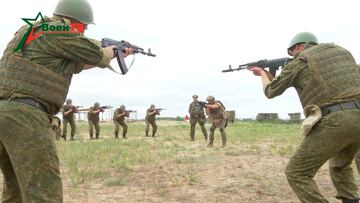 A fighter from Russian Wagner mercenary group conducts training for Belarusian soldiers on a range near the town of Osipovichi, Belarus July 14, 2023 in this still image taken from video.  Voen Tv/Belarusian Defence Ministry/Handout via REUTERS  ATTENTION EDITORS - THIS IMAGE WAS PROVIDED BY A THIRD PARTY. NO RESALES. NO ARCHIVES. MANDATORY CREDIT