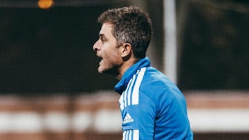 Diego Nogales, entrenador del Uni&oacute;n Adarve, da instrucciones a sus jugadores durante el partido de la primera eliminatoria de Copa del Rey contra el Alcoyano.