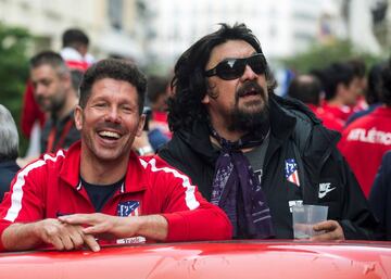 Diego Pablo "Cholo" Simeone y el segundo entrenador Germán "Mono" Burgos, durante el recorrido por las calles del centro de Madrid para celebrar los dos títulos conquistados por los equipos masculino y femenino de fútbol del Atlético de Madrid, la Liga Europa y la Liga Iberdrola respectivamente, en Madrid