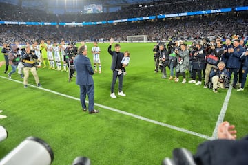 Homenaje a David Silva de la Real Sociedad en la previa de un partido contra el Real Madrid.