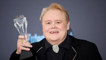 FILE PHOTO: Actor Louie Anderson poses backstage with his award for Best Supporting Actor in a Comedy Series for 'Baskets' during the 22nd Annual Critics' Choice Awards in Santa Monica, California, U.S., December 11, 2016. REUTERS/Danny Moloshok/File Photo