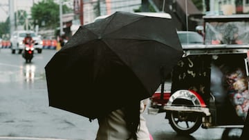 Adiós a llevar el paraguas en la mano con este modelo con asa de mosquetón disponible en Amazon.