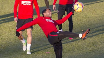 Augusto intenta un control acrob&aacute;tico en un entrenamiento del Atl&eacute;tico de Madrid. 