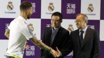 CORDIALIDAD. Ramos y Florentino se saludan en un acto en China.