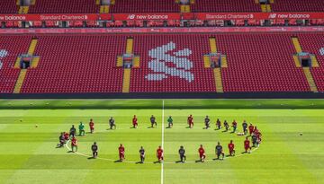 El vigente campeón de Europa y líder destacado de la Premier, honró a George Floyd en su estadio, Anfield.