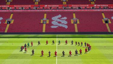 El vigente campeón de Europa y líder destacado de la Premier, honró a George Floyd en su estadio, Anfield.