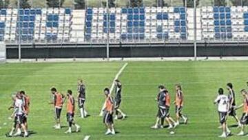 <b>COMO UNA PIÑA. </b>El cansancio no ha hecho mella en los jugadores del Madrid. Ayer trabajaron a buen ritmo y abandonaron la Ciudad Deportiva pletóricos y sonrientes.