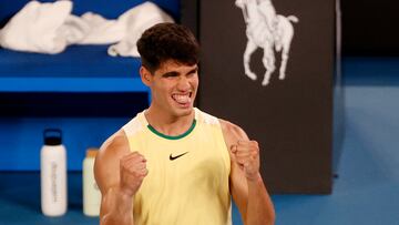 Carlos Alcaraz celebra su victoria contra Richard Gasquet en el Open de Australia.