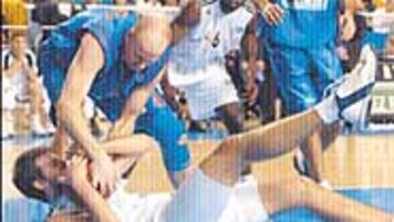 <b>A LEVANTARSE</b>. Lo intentará Fotsis en la pista del Varese.