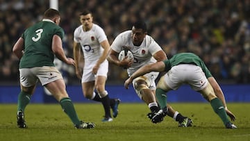 Billy Vunipola intenta zafarse de la defensa irlandesa en el encuentro del Seis Naciones de Rugby entre Irlanda e Inglaterra.