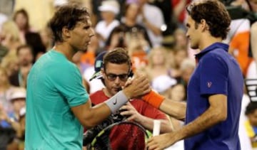 Federer ganó 2-6, 6-2, 6-0