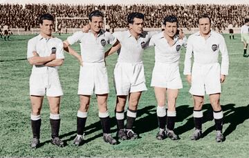 El 17 de octubre de 1943 el Valencia le devolvió la goleada al Sevilla. Ocho goles le hizo en Mestalla, los tantos fueron obra de Mundo (2), Asensi (2), Epi, Gorostiza, Hernández y Joaquín, en propia puerta. En la foto, "La delantera eléctrica" formada por Epi, Amadeo, Mundo, Asensi y Gorostiza. Ese año el Valencia ganó la Liga.