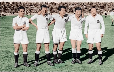 El 17 de octubre de 1943 el Valencia le devolvió la goleada al Sevilla. Ocho goles le hizo en Mestalla, los tantos fueron obra de Mundo (2), Asensi (2), Epi, Gorostiza, Hernández y Joaquín, en propia puerta. En la foto" La traca" delantera formada por Epi, Amadeo, Mundo, Asensi y Gorostiza. Ese año el Valencia ganó la Liga.