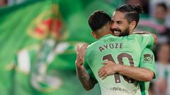 SEVILLA, 12/05/2024.- El centrocampista del Betis Isco Alarcón (d) celebra el segundo gol de su equipo durante el partido de LaLiga que Real Betis y UD Almería disputan hoy domingo en el estadio Benito Villamarín, en Sevilla. EFE/José Manuel Vidal
