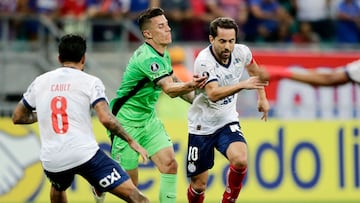 Atletico Nacional's midfielder #08 Mateus Uribe and Bahia's midfielder #10 Everton Ribeiro fight for the ball during the Copa Libertadores group stage football match between Brazil's Bahia and Colombia's Atletico Nacional at the Arena Fonte Nova stadium in Salvador, state of Bahia, Brazil, on April 24, 2025. (Photo by Arisson MARINHO / AFP)