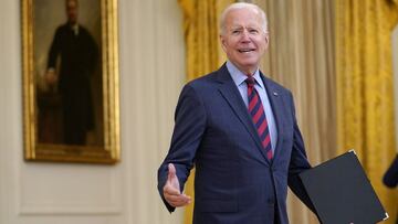 El presidente Joe Biden se vuelve para responder una pregunta despu&eacute;s de hablar sobre la pandemia de coronavirus en el Sal&oacute;n Este de la Casa Blanca en Washington, el martes 3 de agosto de 2021. 