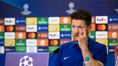 Simeone atiende a la prensa en Leverkusen.