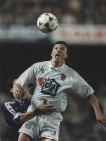 Diez temporadas en Primera (cinco en el Valencia, una en el Atlético, dos en el Compostela y una en el Celta).