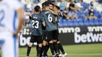 Los jugadores del Rayo celebran el 1-1.