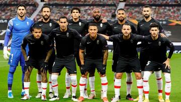 Once del Granada en Old Trafford. El cuarto de izquierda a derecha es Roberto Soldado.