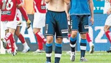 <b>GOLPEADOS. </b>Maxi Rodríguez y Thiago Motta se lamentaban en el gol del Murcia porque la primera victoria del Atlético en Liga tendrá que esperar una semana más.