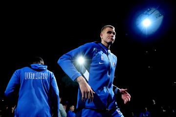 Kristaps Porzingis volvió a jugar un partido oficial de la NBA tras un año y medio de baja por una lesión de rodilla. Está llamado a formar una de las parejas más potentes de la temporada junto a Doncic. 