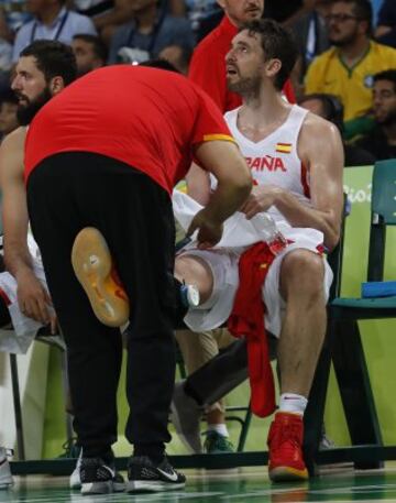 Gasol se lesiona de su pierna derecha.