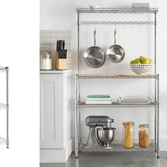 Esta estantería de cocina con tres baldas, encimera y barra para colgar suma 8.900 valoraciones