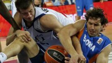 <b>LUCHA. </b>Velickovic y Diego Sánchez peleando por llevarse el balón en un lance del partido de ayer.