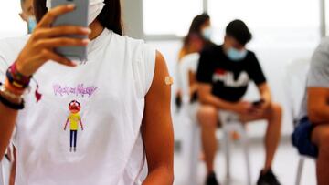 GRAFCVA7521. SAN VICENTE DEL RASPEIG (ALICANTE), 10/08/2021.- Comienza la vacunación de jóvenes de 16 a 19 años en la Comunitat Valenciana, para los que se han reservado esta semana 163.000 dosis. En la imagen una adolescente se hace una foto del brazo con la tirita tras recibir su primera dosis de la vacuna. EFE/Manuel Lorenzo