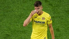 Villarreal&#039;s Argentine defender Juan Foyth wipes blood from his nose during the UEFA Europa League final football match between Villarreal and Manchester United at the Gdansk Stadium in Gdansk on May 26, 2021. (Photo by ALEKSANDRA SZMIGIEL / POOL / A