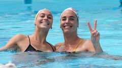 Las jugadoras Beatriz Ortiz (i) y Maica García durante el entrenamiento de la selección española femenina de waterpolo este martes en el CAR de Sant Cugat (Barcelona), donde se preparan para la disputa del Mundial de Fukuoka el próximo julio.