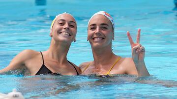 Las jugadoras Beatriz Ortiz (i) y Maica García durante el entrenamiento de la selección española femenina de waterpolo este martes en el CAR de Sant Cugat (Barcelona), donde se preparan para la disputa del Mundial de Fukuoka el próximo julio.