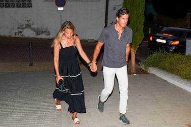 MARBELLA (MÁLAGA), 26/08/2024.- Carla Goyanes y su esposo Jorge Benguria a su llegada este lunes al tanatorio San Pedro de Alcántara, en Marbella, para darle el último adiós a la empresaria Caritina Goyanes. EFE/Juan Carlos Domínguez

