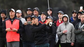 Jordan Spieth golpea una bola durante la primera jornada del Genesis Open en el Riviera Country Club de Pacific Palisades, California.