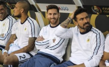 MMD303. SANTA CLARA (CA, EE.UU.), 06/06/2016.- Los jugadores argentinos Lionel Messi (c) y Ezequiel Lavezzi (d) observan desde la banca hoy, lunes 6 de junio de 2016, durante el partido entre Chile y Argentina por el grupo D de la Copa América, en el Levi's Stadium de Santa Clara, California (EE.UU.). EFE/David Fernández