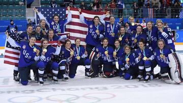 El equipo de hockey hielo femenino de Estados Unidos celebra la medalla de oro conseguida ante Canad&aacute; en los Juegos Ol&iacute;mpicos de Invierno de Pyeongchang.