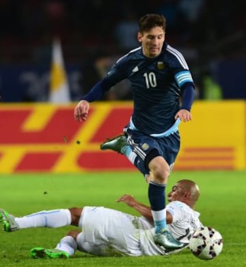 Lionel Messi aguantó la marca ante Uruguay.