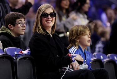 La actriz británica Rosamund Pike en las gradas del O2 Arena. 