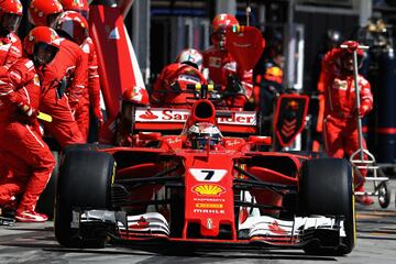 Kimi Raikkonen, de Ferrari, saliendo de Boxes. 