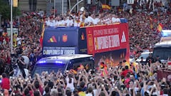 Los jugadores de la selección española celebran con los miles de aficionados que invaden las calles de Madrid el título de campeones de Europa.