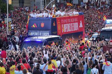 Los jugadores de la selección española celebran con los miles de aficionados que invaden las calles de Madrid el título de campeones de Europa.