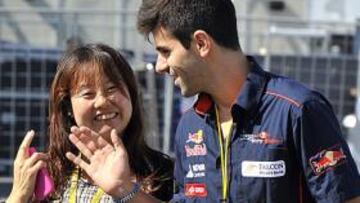 <b>RODEADO DE FANS. </b>Alguersuari atiende a dos aficionadas niponas.