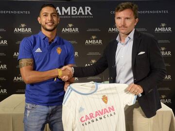 Jeison Medina posa con su nueva camiseta junto a Lalo Arantegui en el Espacio Ambar.