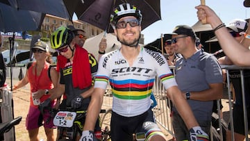 Nino Schurter con el maillot arco&iacute;ris de campe&oacute;n del mundo de MTB.